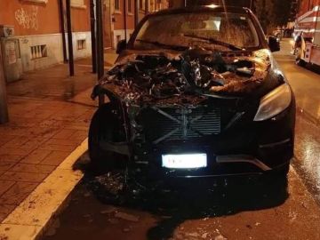 El coche de Pietro Iemmello, tras ser atacado El coche de Pietro Iemmello, tras ser atacado