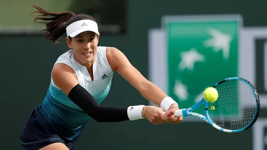 Garbiñe Muguruza golpea una pelota Garbiñe Muguruza golpea una pelota