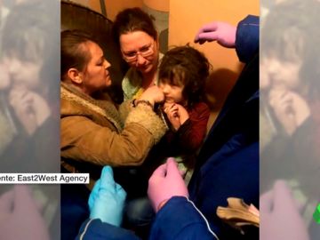 REEMPLAZO | Desnutrida y rodeada de basura y cucarachas: encuentran a una niña de cinco años abandonada en un piso de Moscú