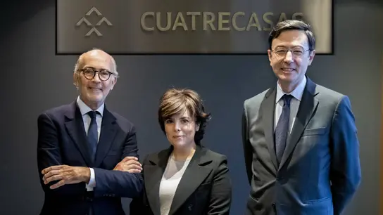 Sáenz de Santamaría, con Rafael Fontana, presidente ejecutivo de Cuatrecasas (izquierda), y Jorge Badía, director general Sáenz de Santamaría, con Rafael Fontana, presidente ejecutivo de Cuatrecasas (izquierda), y Jorge Badía, director general