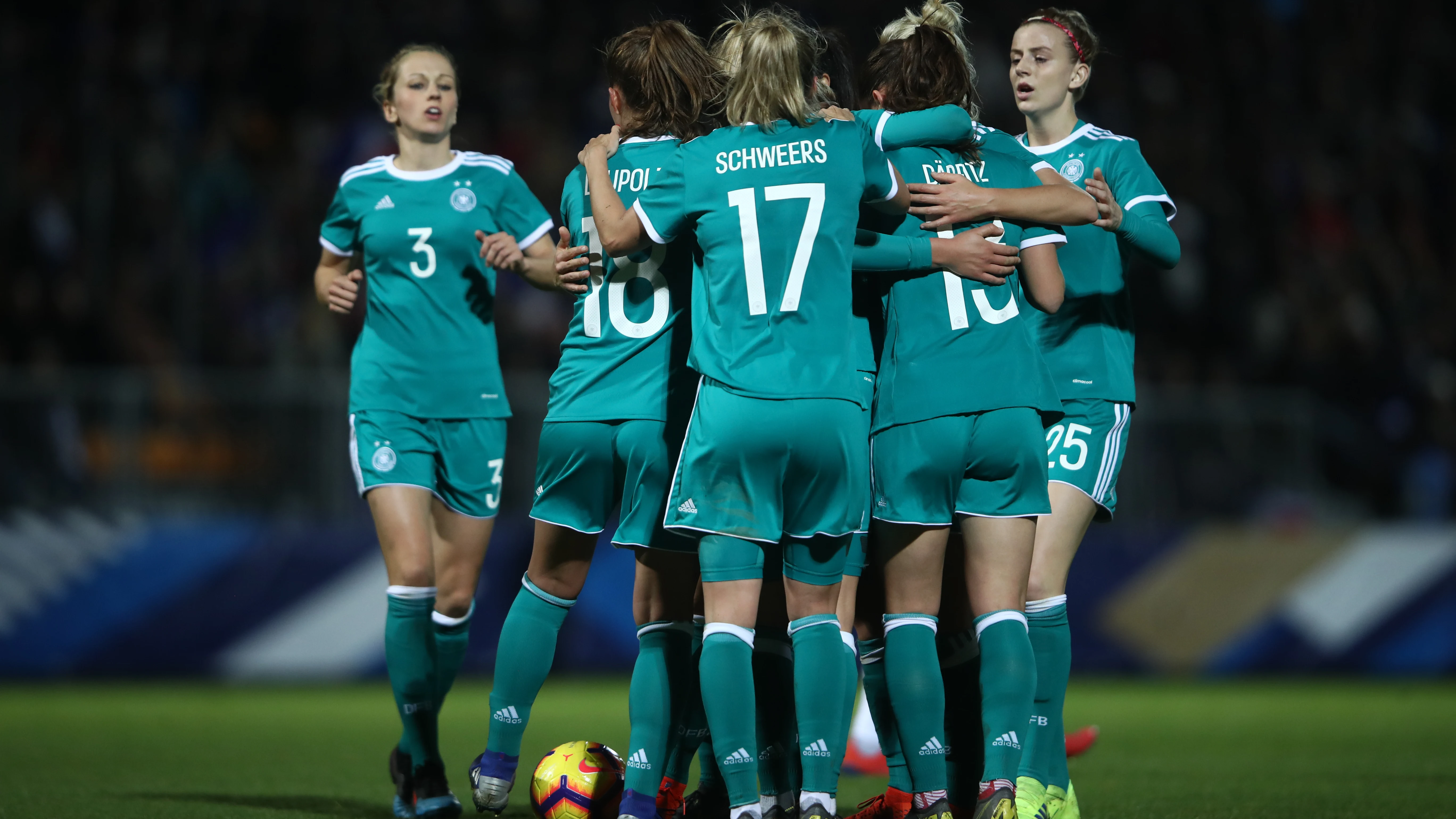 Las jugadoras de la selección de Alemania celebran un gol