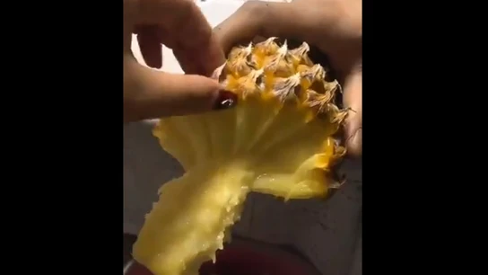 Imagen del vídeo viral que muestra cómo comer una piña Imagen del vídeo viral que muestra cómo comer una piña