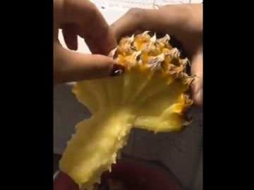 Imagen del vídeo viral que muestra cómo comer una piña Imagen del vídeo viral que muestra cómo comer una piña