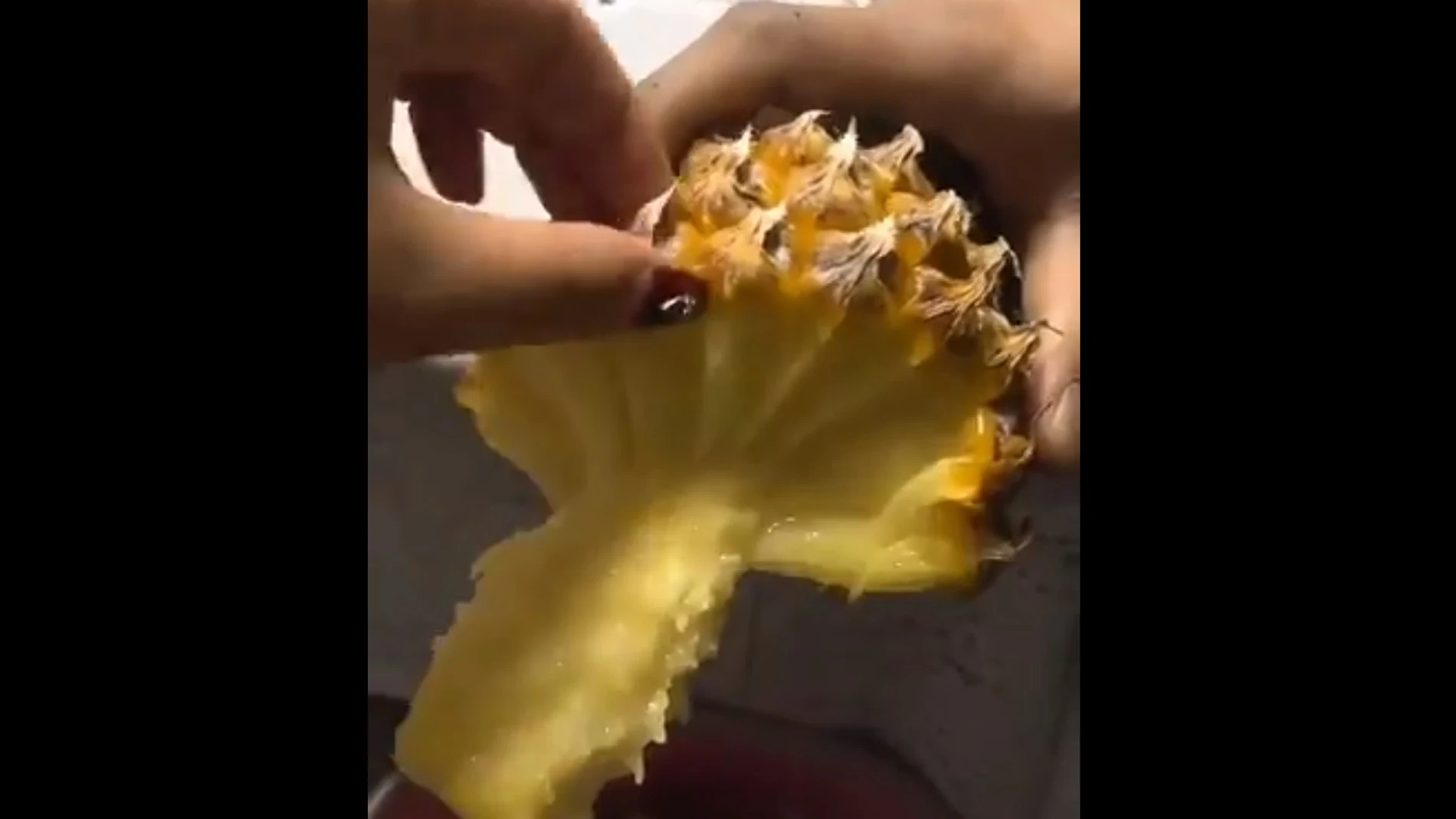 Imagen del vídeo viral que muestra cómo comer una piña