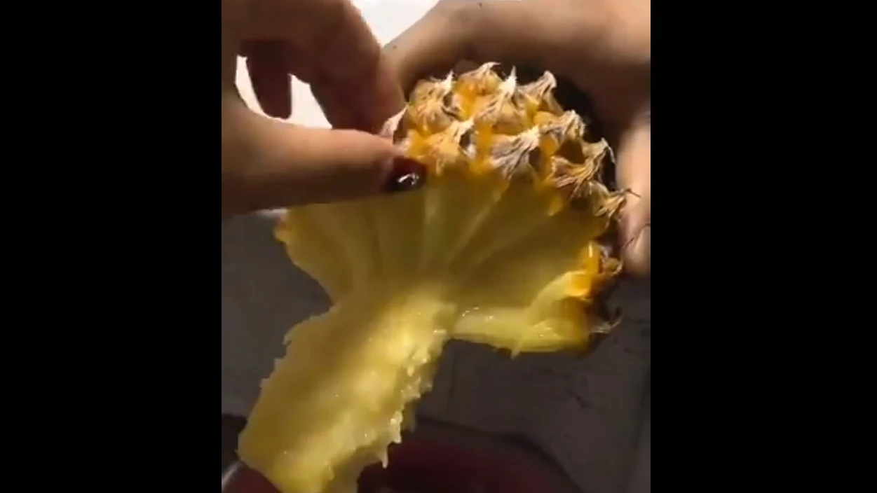 Imagen del vídeo viral que muestra cómo comer una piña