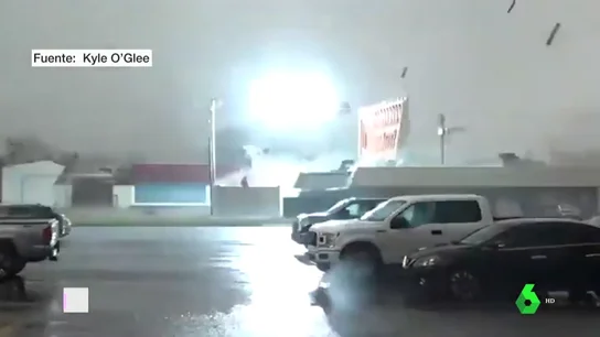 El momento en el que el tornado toca tierra En Louisiana, Estados Unidos.