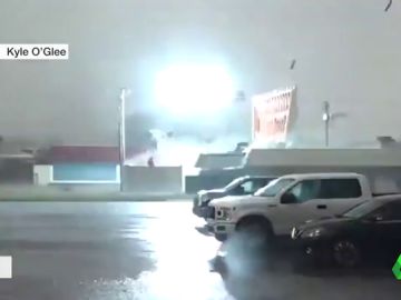 El momento en el que el tornado toca tierra El momento en el que el tornado toca tierra
