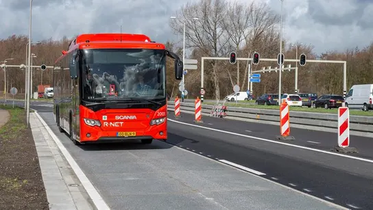 Tramo de carretera con paneles solares en Holanda Tramo de carretera con paneles solares en Holanda