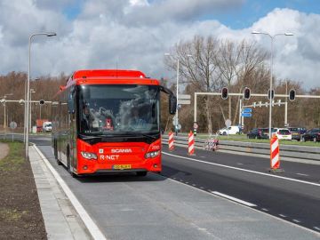 Tramo de carretera con paneles solares en Holanda Tramo de carretera con paneles solares en Holanda