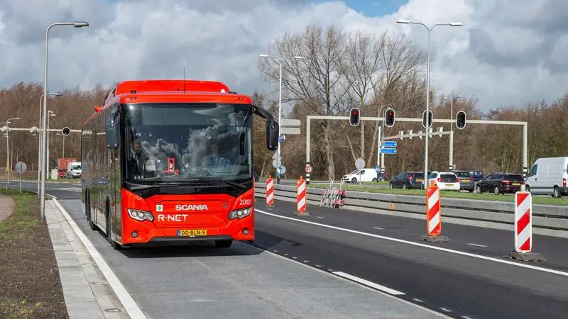 Tramo de carretera con paneles solares en Holanda