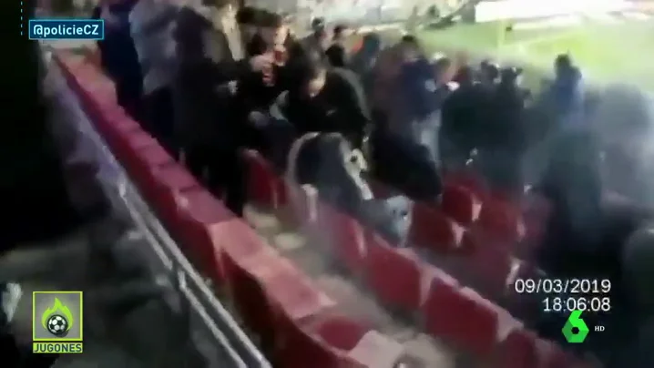 El sobrecogedor momento en el que una bengala impacta en una aficionada durante el Sparta vs Viktoria Plzen