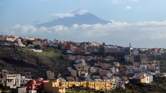 Vista del Teide desde San Sebastián de La Gomera Vista del Teide desde San Sebastián de La Gomera