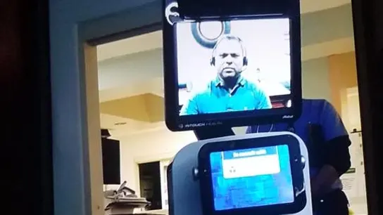 El robot con el que se comunicó al paciente su estado de salud. El robot con el que se comunicó al paciente su estado de salud.