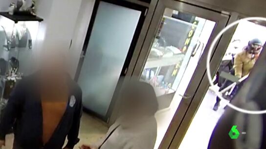 Dos encapuchados atracan a mazazos y plena luz del d&iacute;a una joyer&iacute;a de Barcelona