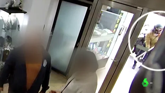 Dos encapuchados atracan a mazazos y plena luz del día una joyería de Barcelona Dos encapuchados atracan a mazazos y plena luz del día una joyería de Barcelona