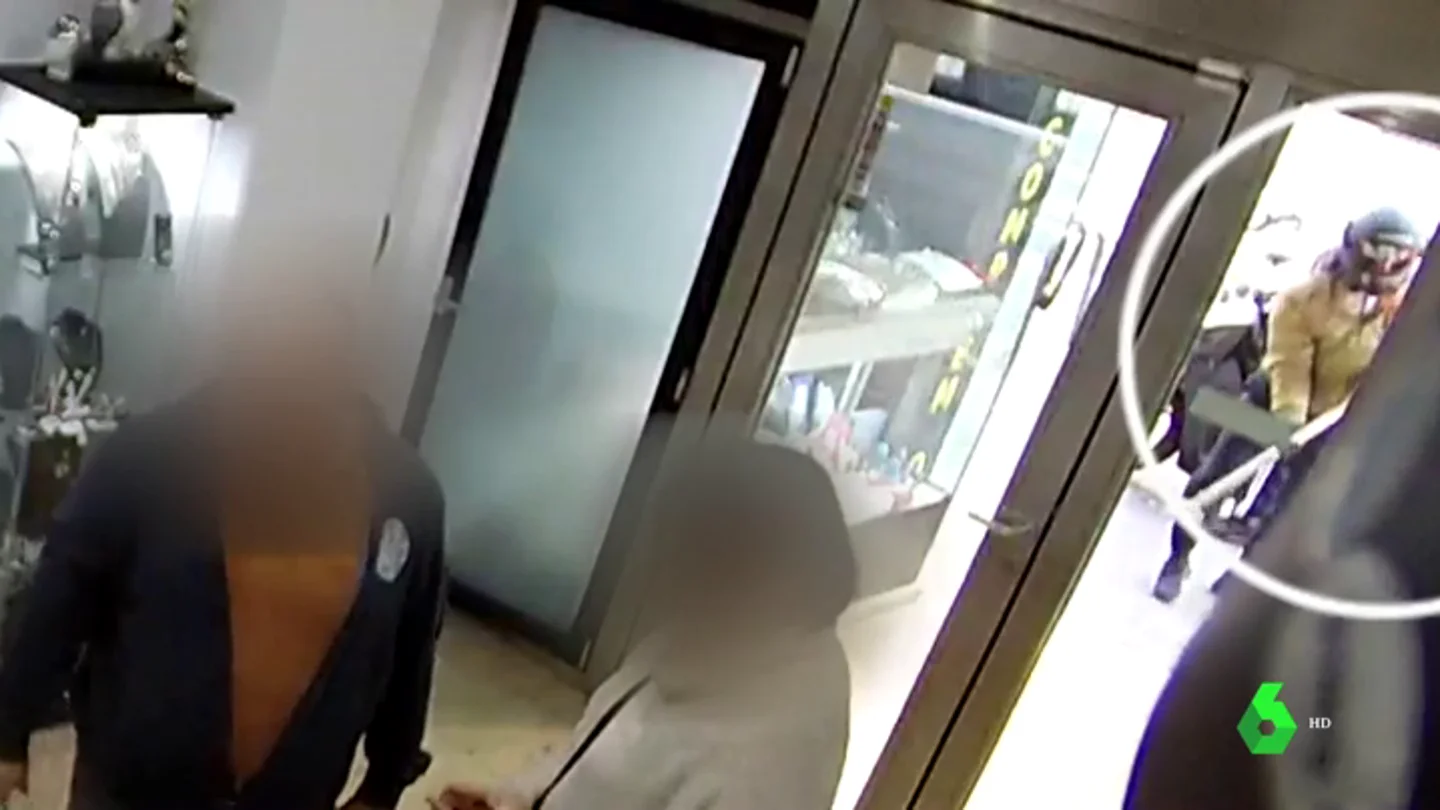 Dos encapuchados atracan a mazazos y plena luz del día una joyería de Barcelona Dos encapuchados atracan a mazazos y plena luz del día una joyería de Barcelona