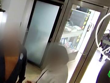 Dos encapuchados atracan a mazazos y plena luz del día una joyería de Barcelona Dos encapuchados atracan a mazazos y plena luz del día una joyería de Barcelona