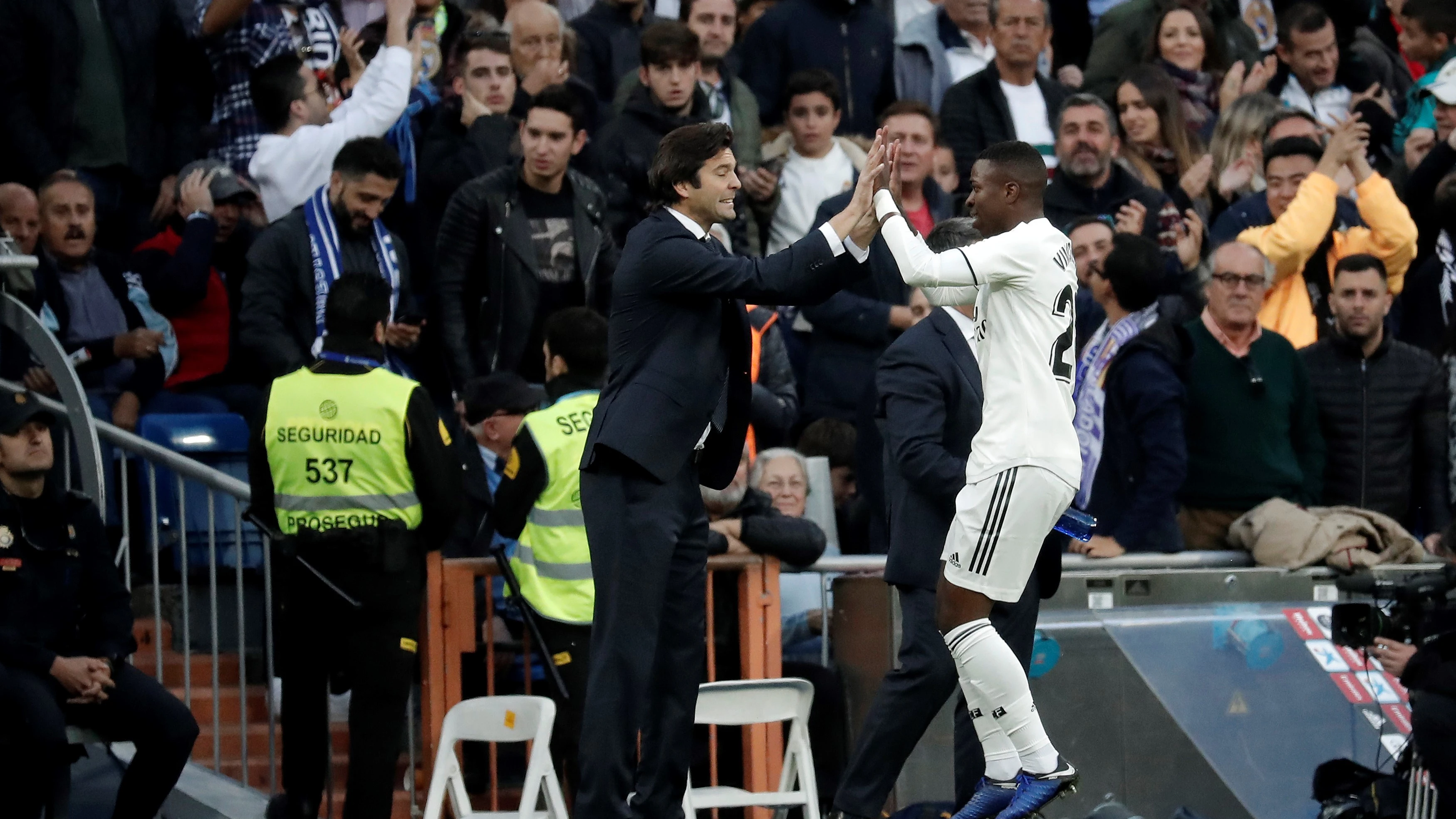 Vinicius, felicitado por Solari en un partido