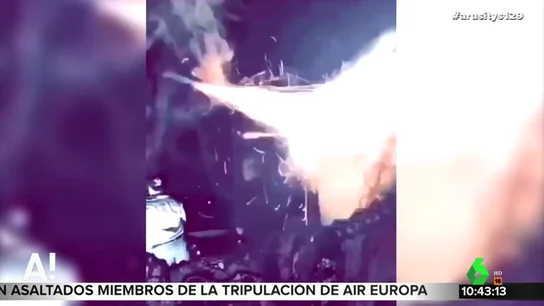 Una joven se quema la cara tras encender un cohete que sujetaba con la boca Una joven se quema la cara tras encender un cohete que sujetaba con la boca