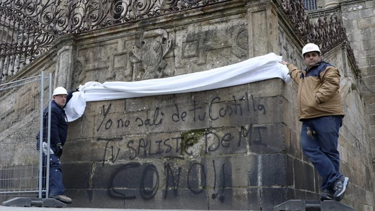 La Catedral de Santiago aparece con nuevas pintadas en la fachada La Catedral de Santiago aparece con nuevas pintadas en la fachada