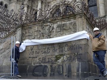 La Catedral de Santiago aparece con nuevas pintadas en la fachada La Catedral de Santiago aparece con nuevas pintadas en la fachada