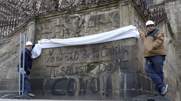 La Catedral de Santiago aparece con nuevas pintadas en la fachada