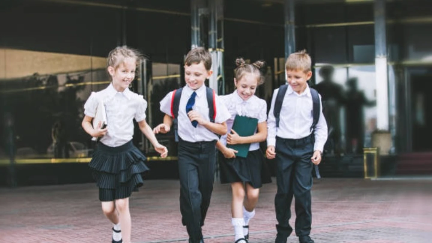 Niños saliendo del colegio Niños saliendo del colegio