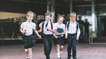 Niños saliendo del colegio