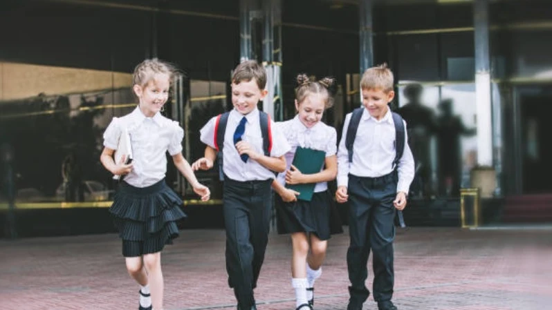 Niños saliendo del colegio