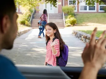 Niña llegando al colegio Niña llegando al colegio