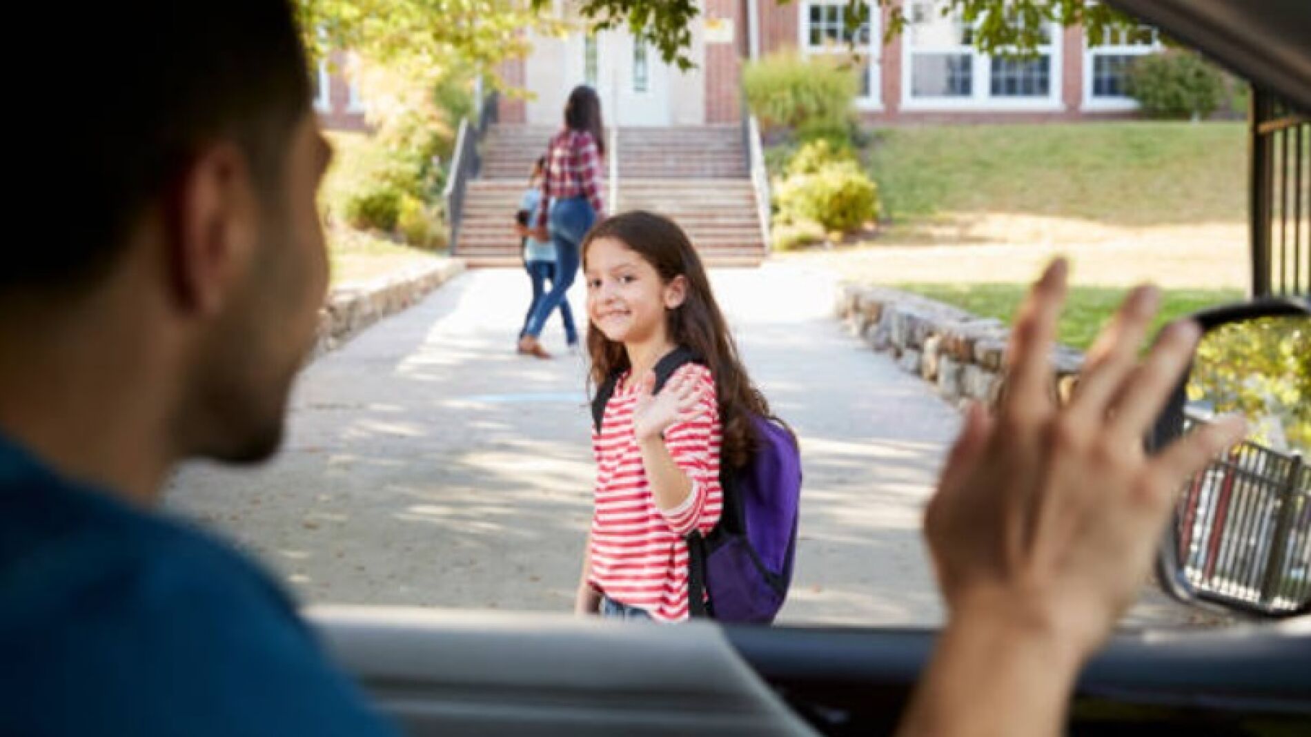 Ni&ntilde;a llegando al colegio