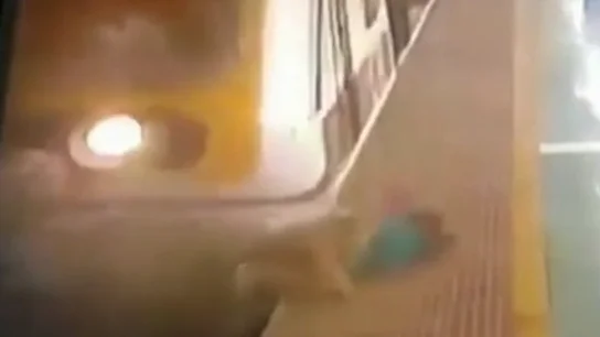 Impactantes imágenes: un tren arrolla a una mujer que intentaba cruzar las vías Impactantes imágenes: un tren arrolla a una mujer que intentaba cruzar las vías