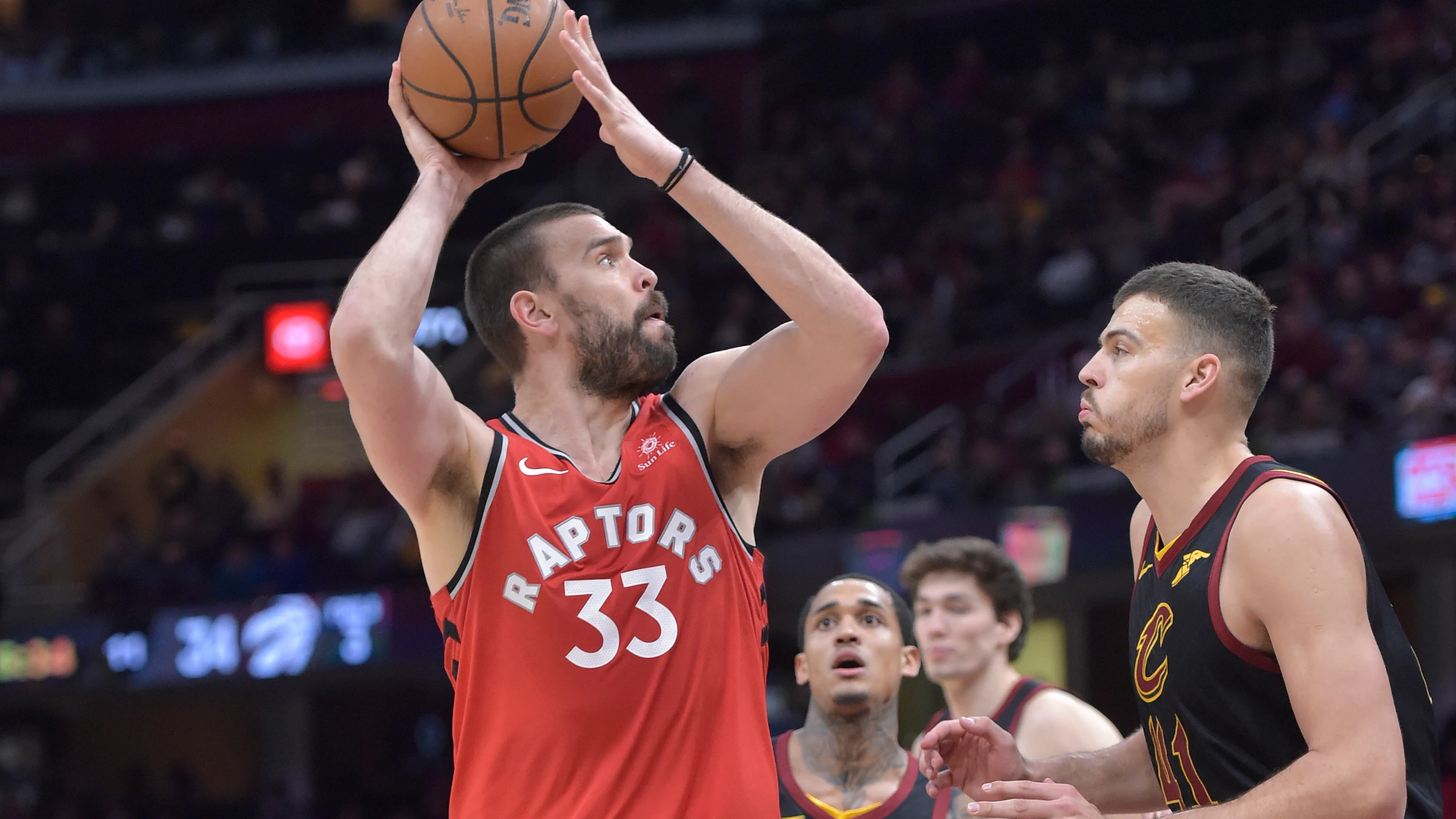 Marc Gasol intenta lanzar a canasta ante los Cavaliers