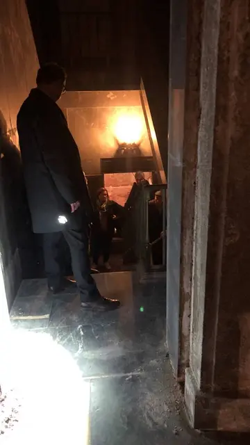 Los familiares de las víctimas acceden a la cripta