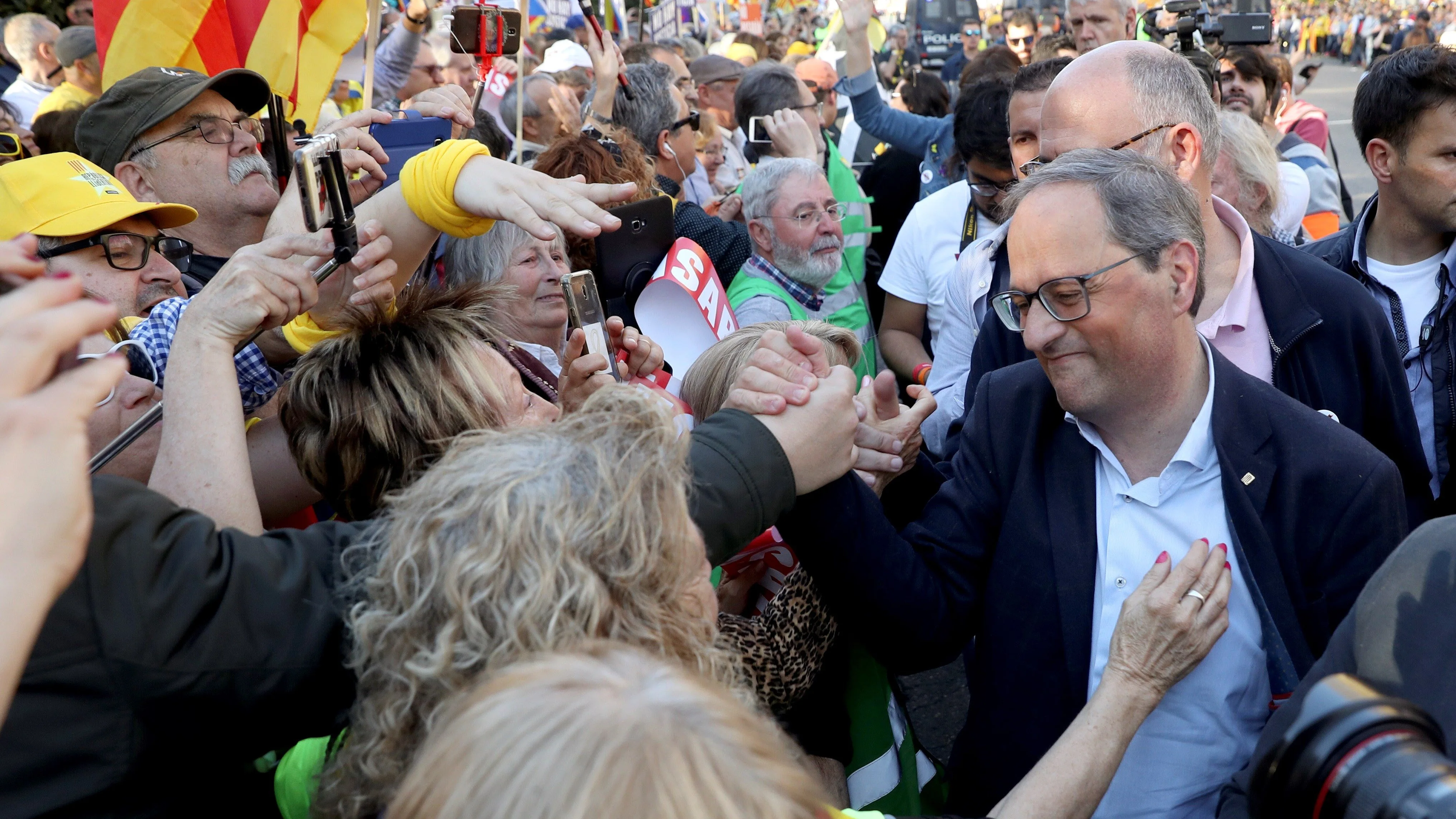 Quim Torra da la mano a los protestantes en la manifestación convocada en Madrid