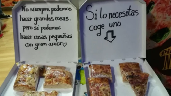 Imagen de las porciones de pizza a las puertas del local de La Laguna Imagen de las porciones de pizza a las puertas del local de La Laguna
