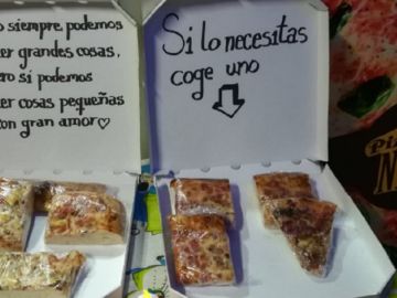 Imagen de las porciones de pizza a las puertas del local de La Laguna Imagen de las porciones de pizza a las puertas del local de La Laguna