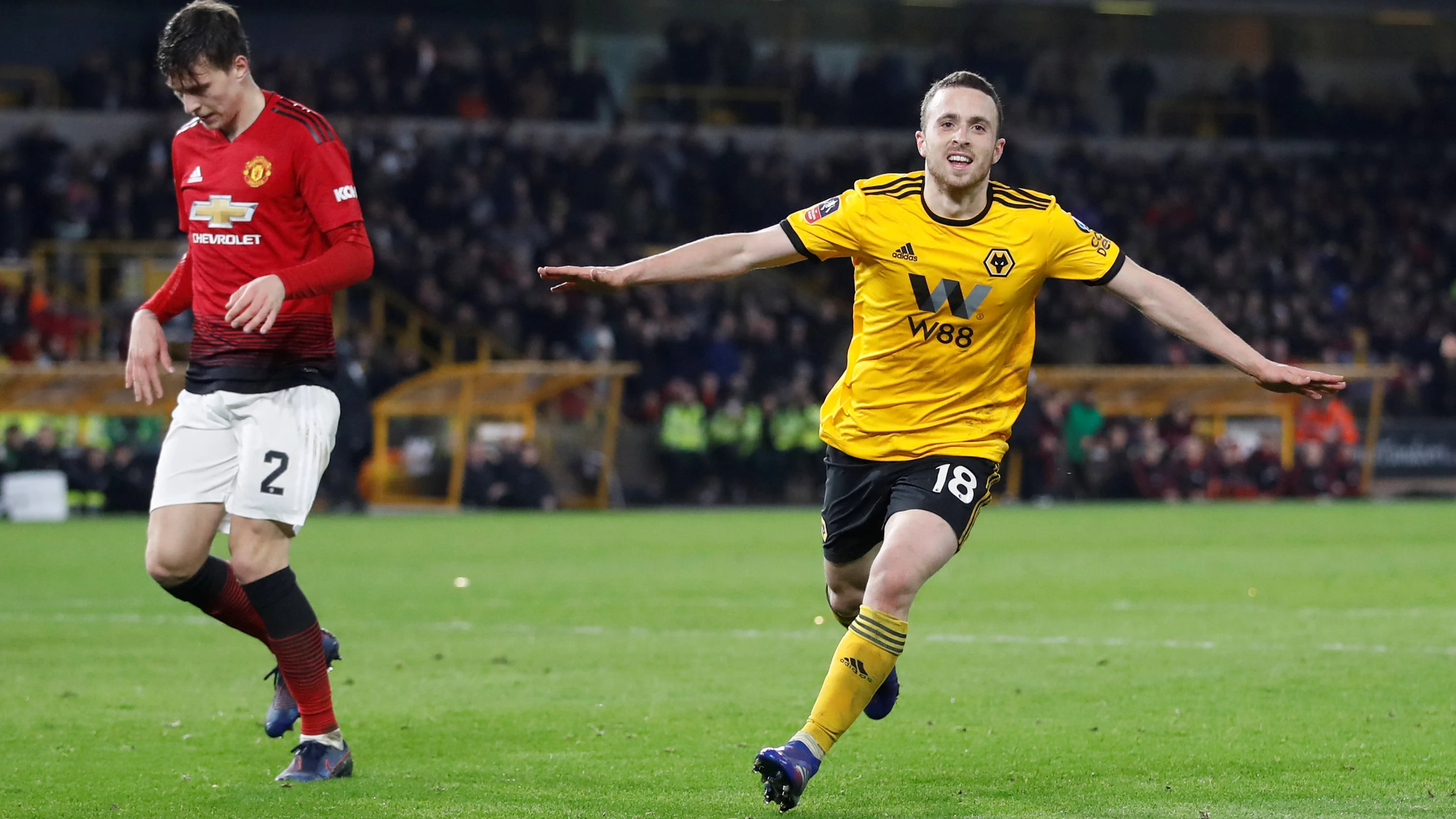 Diogo Jota celebra uno de sus goles con los Wolves