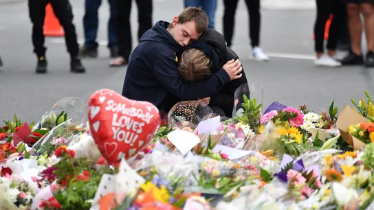 Personas lloran en un memorial de flores tras el atentado en Christchurch Personas lloran en un memorial de flores tras el atentado en Christchurch