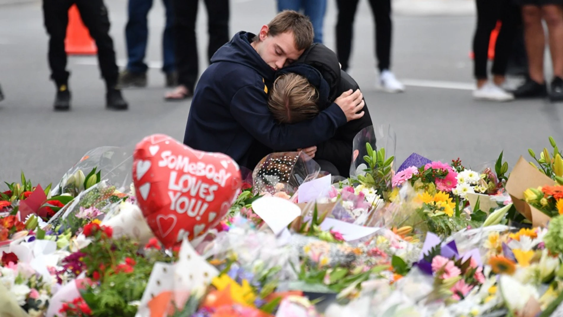 Personas lloran en un memorial de flores tras el atentado en Christchurch