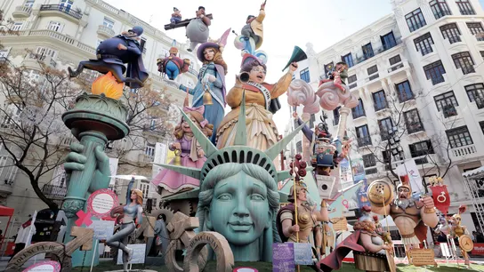 Vista de uno de los monumentos falleros en Valencia Vista de uno de los monumentos falleros en Valencia