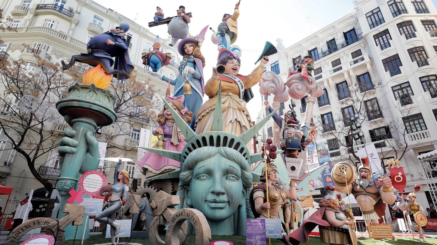Vista de uno de los monumentos falleros en Valencia Vista de uno de los monumentos falleros en Valencia