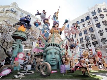 Vista de uno de los monumentos falleros en Valencia Vista de uno de los monumentos falleros en Valencia