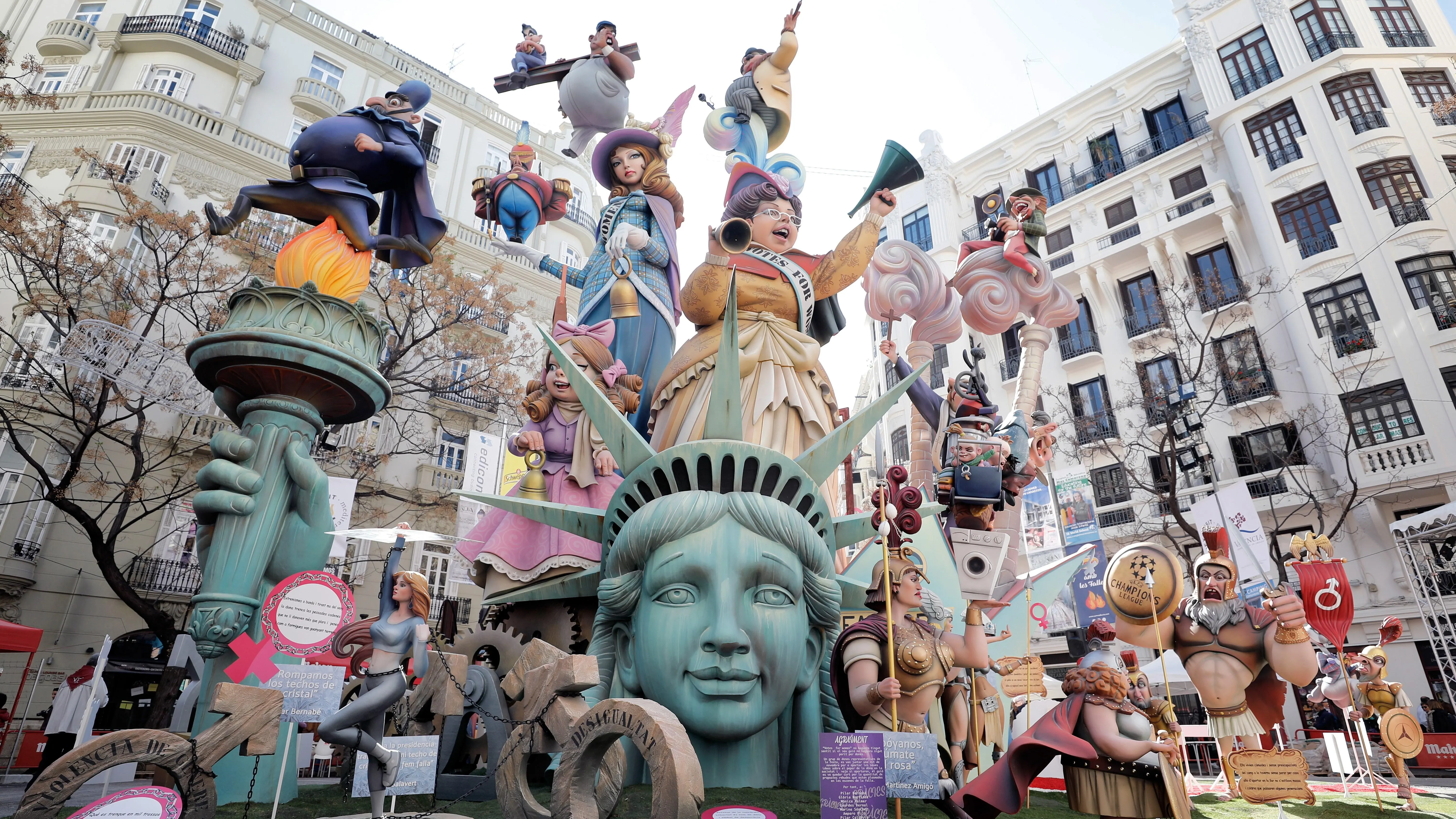 Vista de uno de los monumentos falleros en Valencia