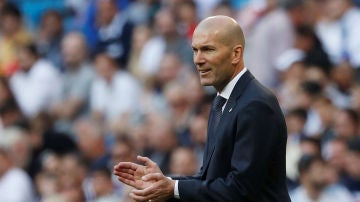 Zinedine Zidane aplaude a sus jugadores desde la banda