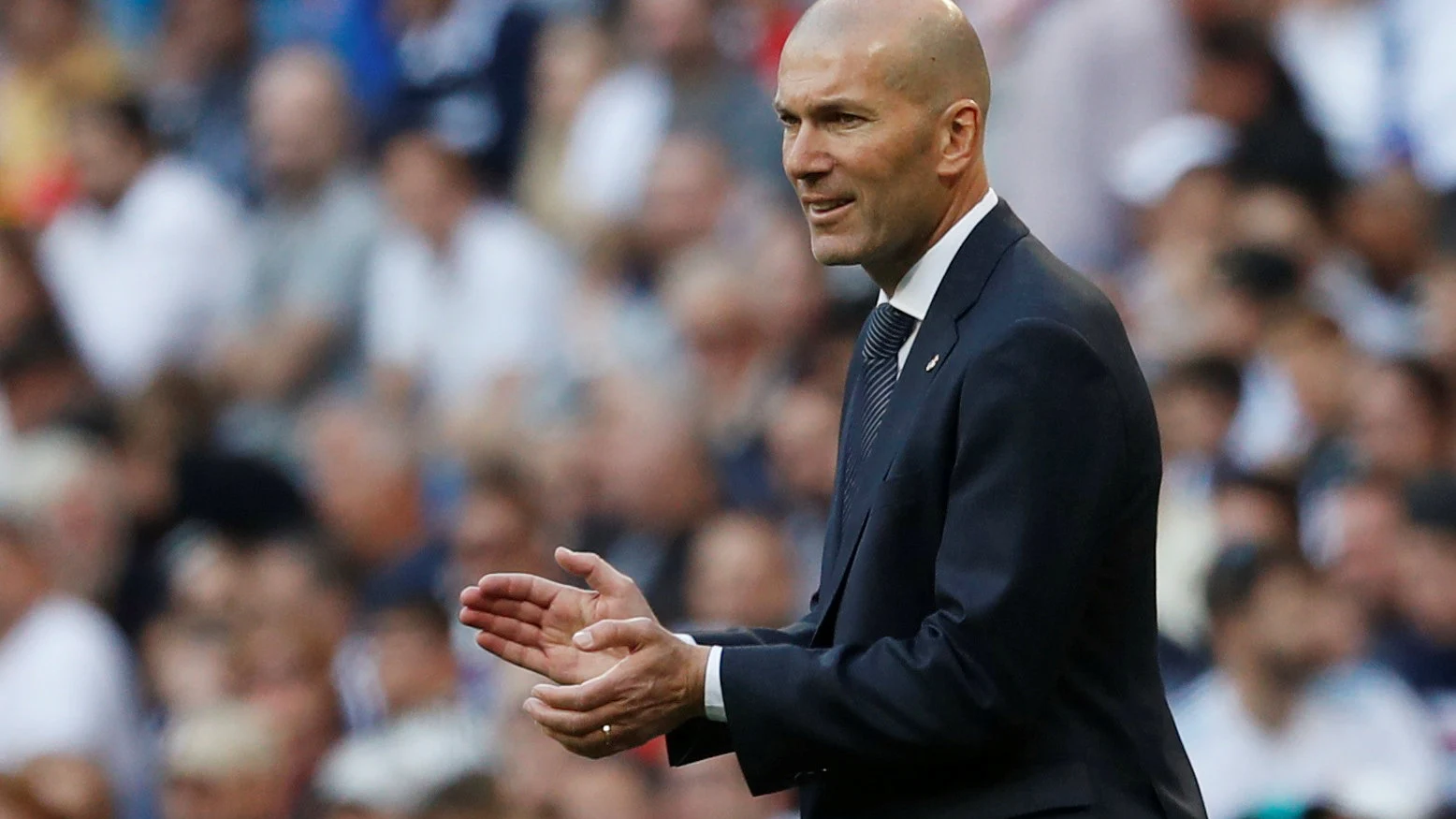 Zinedine Zidane aplaude a sus jugadores desde la banda