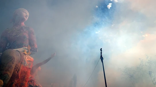 Vista general de la falla municipal durante una mascletá en Valencia Vista general de la falla municipal durante una mascletá en Valencia
