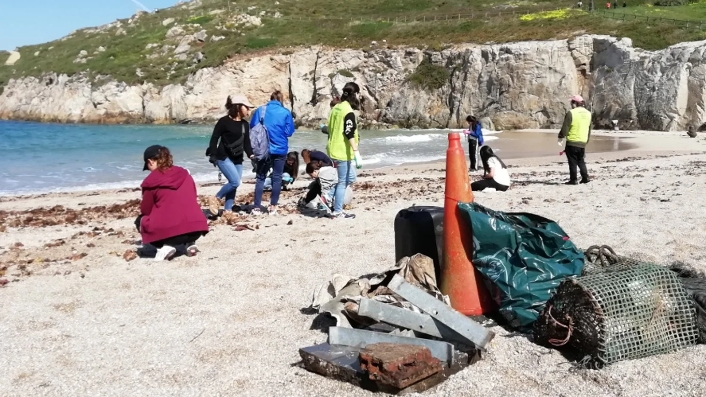 Recogida de residuos en la playa de Las Lapas, en A Coruña Recogida de residuos en la playa de Las Lapas, en A Coruña