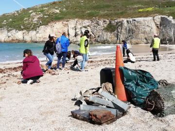 Recogida de residuos en la playa de Las Lapas, en A Coruña Recogida de residuos en la playa de Las Lapas, en A Coruña