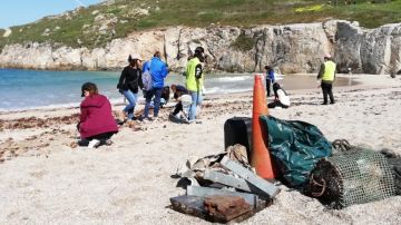 Recogida de residuos en la playa de Las Lapas, en A Coruña
